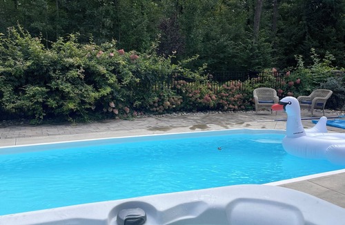 Malta House | SARATOGA personal OASIS w/POOL , HOTTUB, Pool Table 8 MINS to TRACK/SPAC