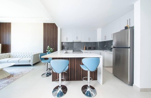Al Khan Apartment | Seafront Apt w/Pool & Gym near Attractions