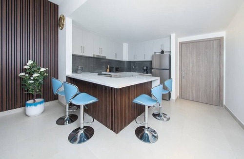 Al Khan Apartment | Seafront Apt w/Pool & Gym near Attractions