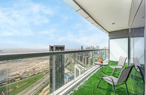 Business Bay Apartment | Sky-high 1Br Apartment Sleeps 4 in Damac Paramount