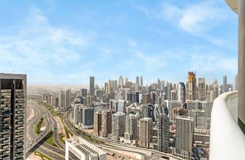 Business Bay Apartment | Sky-high 1Br Apartment Sleeps 4 in Damac Paramount