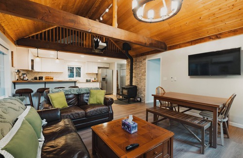 Gold Bar Cabin | SkyRiverPeaks Cabin, Riverfront,Views, Hot tub, Sauna,AC,Pets