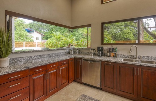 Dominical House | Sleeps 8, Brand New, private pool, steps from beach, dining and shopping