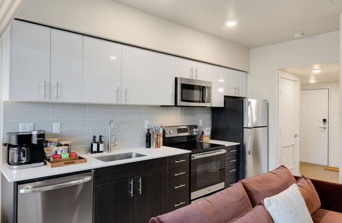 Lower Queen Anne Apartment | Space Needle Views | Vivid Suite
