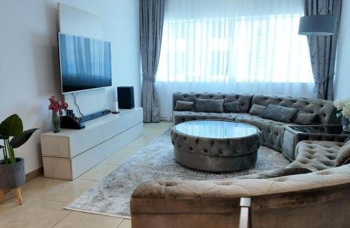 Trade Centre 1 Apartment | Spacious 1 Bedroom Plus Hall in Mag218