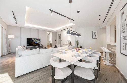 Business Bay Apartment | Spacious 3BR in Paramount Tower Luxury Living