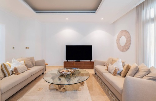 Palm Jumeirah Villa | Spacious 6-bedroom villa in welcoming Dubai