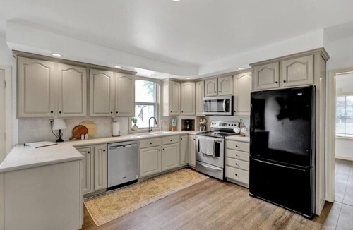 Paradise House | Spacious Home near Lancaster Sites and Shopping