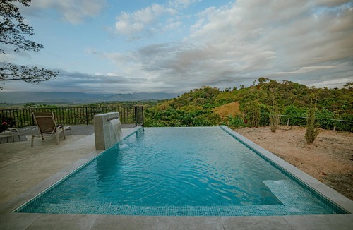 Pajaro Azul House | Spectacular views of mountains AND Pacific-10 min from beach