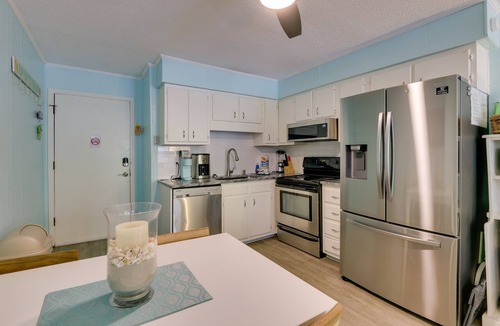North Forest Beach Condo | Steps to Beach, Coligny Plaza: Hilton Head Condo!