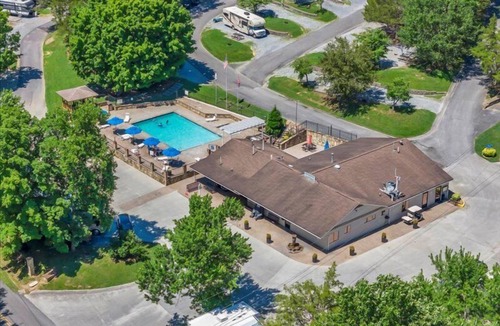 Pigeon Forge Cottage | Studio Cottage near Dollywood | Sleeps 4