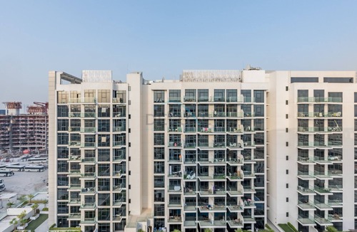 Nad Al Sheba Apartment | Studio Near Meydan Racecourse, Minutes to Downtown, Azizi Riviera 47 by Deluxe Holiday Homes