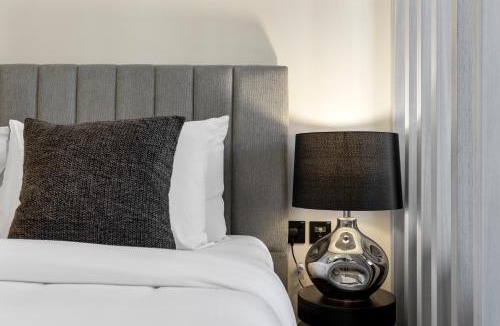 Business Bay Apartment | Studio Retreat with Canal and Burj Khalifa Views