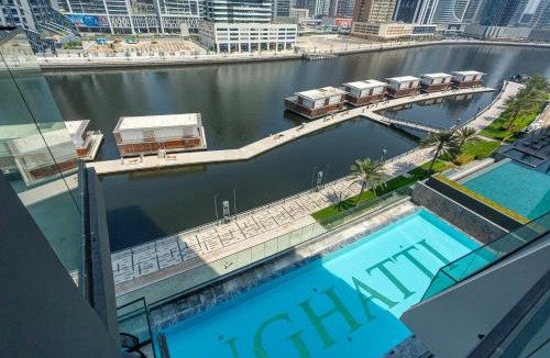 Business Bay Apartment | Studio Retreat with Canal and Burj Khalifa Views