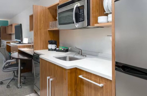 North Charleston Hotel | Studio w/King Bed, Kitchenette & Pool Access | 3 mi to Charleston Airport