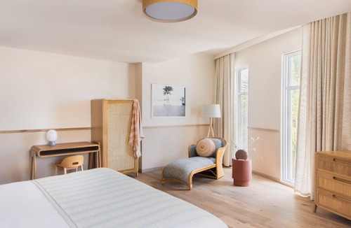 Charleston Historic District Hotel | Stylish Charleston Suite | King Bed + Views