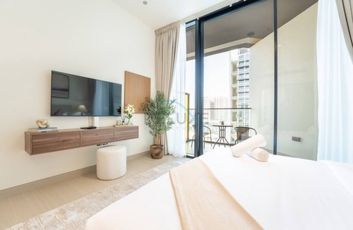 Jumeirah Village Circle Apartment | Stylish Stay Near Dubai Autodrome & Trump Golf Club, Binghatti Amber, by Deluxe Holiday Homes
