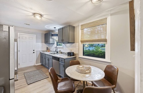 Columbia House | Tailgaters paradise, grill, game room, sunroom-large backyard!