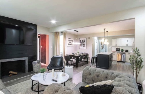 Columbia House | The Cola White House | Sleeps 16 | 7 minutes to DT