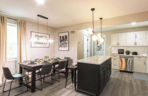 Columbia House | The Cola White House | Sleeps 16 | 7 minutes to DT