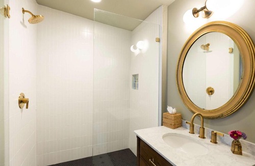 Harleston Village Bed & Breakfast | The Nicholas Veranda King Suite - Steps to King