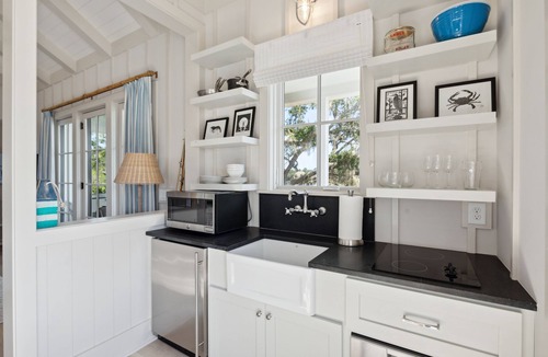 Johns Island House | “The Robin” (3047 Southerly Way) 2 person creekside bungalow at Kiawah River ~EV Charger