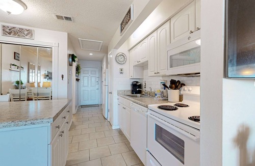 Navarre Beach Apartment | Third-Floor Studio w/Shared Pool, Sound View, High-Speed WiFi, & Central AC
