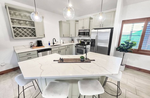Bear Hollow Village Condo | Top Floor, Elevator, Sleeps 8, steps from Hot Tub
