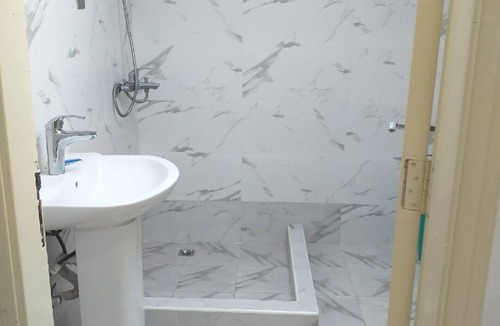 Al Qusais Bed & Breakfast | Tranquil 2-bedroom hostel in brilliant Dubai with AC, WiFi Safe and clean.