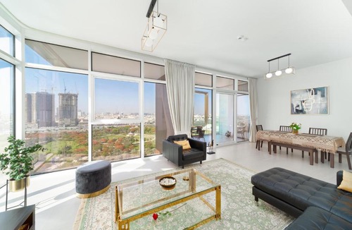 Bur Dubai Apartment | Ultimate Stay - 3 Beds - Scenic Panoramic Views - Right at Metro Station - 5-10min to Sea, Burj Khalifa, Old Town, Downtown - 15min from Airport