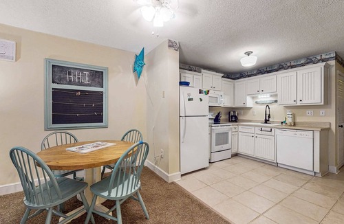 Palmetto Dunes Villa | Villa by the beach with heated pools, hot tub, patio, tennis, central AC, & WD