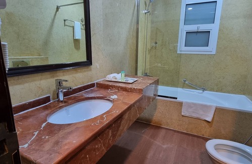 Al Mankhool Hotel | Vista City Hotel
