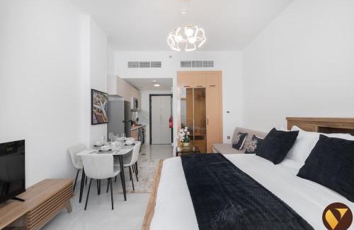 Al Barsha Apartment | Vogue Vacation Homes, Arjan Skyz by Danube near Miracle Garden, Studio Apartment with Balcony, Garden and City View, Access to all Amenities