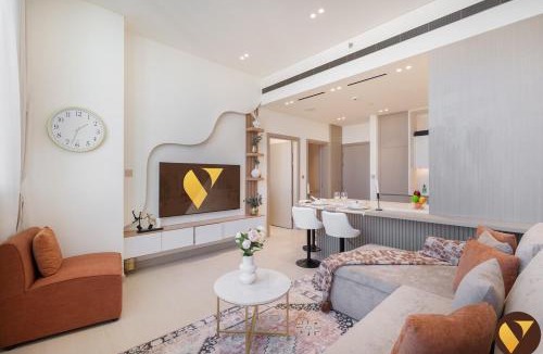Jumeirah Village Circle Apartment | Vogue Vacation Homes, JVC Binghatti Phantom near Circle Mall, One Bedroom Apartment with Large Balcony and City View, Access to all Amenities