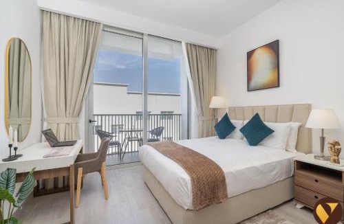 Jumeirah Village Circle Apartment | Vogue Vacation Homes, JVC Luma22 near Circle Mall, Studio Apartment with Balcony and Vibrant Community View, Access to all Amenities