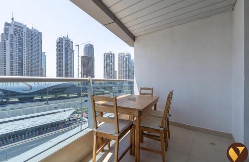 Dubai Marina Apartment | Vogue Vacation Homes, Marina Diamond Near JBR Beach and Marina Mall, Two Bedroom Apartment with Balcony and City View, Access to all Amenities, Walkable to Sobha Realty Metro Station and Bus Stop