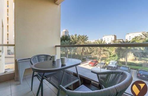 The Greens Apartment | Vogue Vacation Homes, The Greens Al Dhafrah near Mall of the Emirates, One Bedroom Apartment with Balcony and vibrant community view, Access to all Amenities