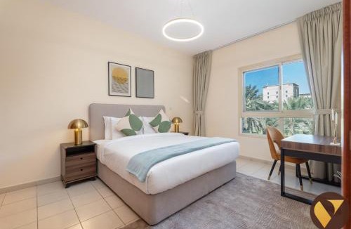 The Greens Apartment | Vogue Vacation Homes, The Greens Al Dhafrah near Mall of the Emirates, One Bedroom Apartment with Balcony and vibrant community view, Access to all Amenities