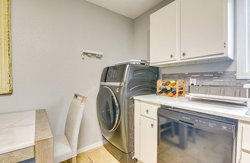 San Jacinto Condo | Walk to Beach & Pleasure Pier: Galveston Getaway