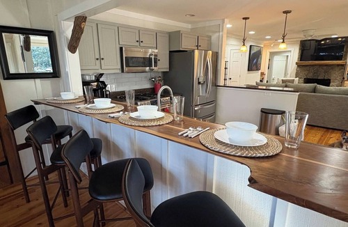 Highlands House | Walk-to-Town Cozy 3BR Cottage | Huge Porch | Fire Pit | Arcade | 2 Fireplaces