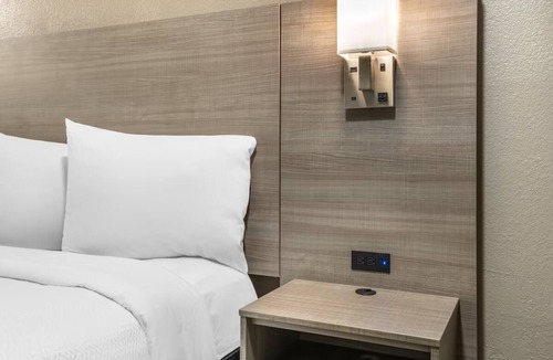 Conestee Hotel | Welcoming Room Near Frankie's Fun Park Perfect for Greenville Visitors