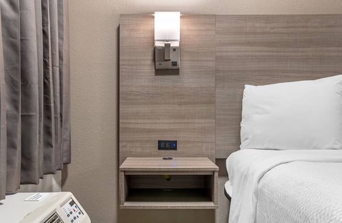 Conestee Hotel | Welcoming Room Near Frankie's Fun Park Perfect for Greenville Visitors