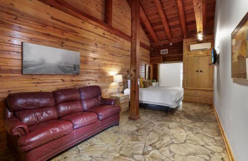 Wimberley Apartment | Wimberley Log Cabins Resort and Suites- Unit 2