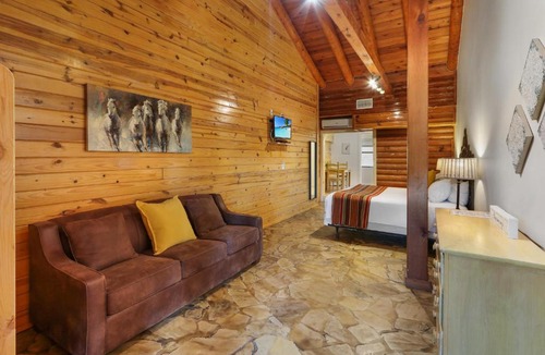 Wimberley Apartment | Wimberley Log Cabins Resort and Suites- Unit 3
