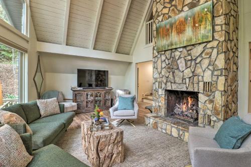 1 Mi to Town: Chalet-Style Highlands Retreat