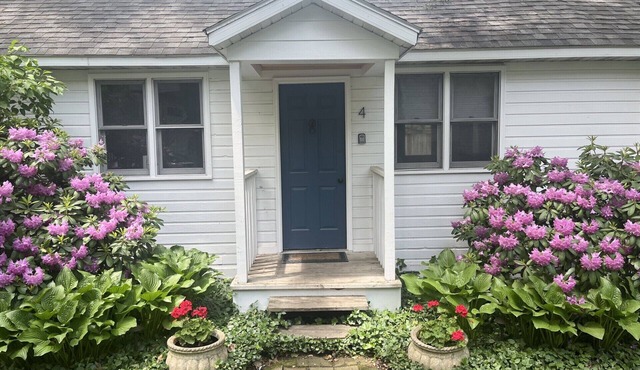 2 bed/1 bath, 1.5 blocks to beach/town, dog friendly