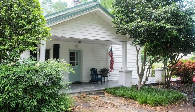 3-bedroom farmhouse cottage in Six Mile near Clemson