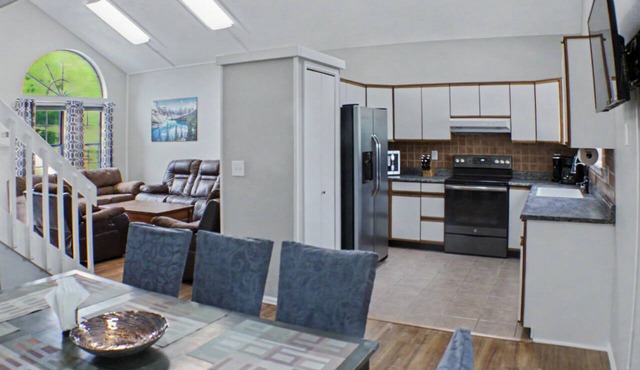 4-BR Stratmoor Hills Retreat with Hot Tub, BBQ, Fire Pit - Near All Attractions
