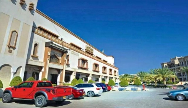 5 Queen Bedrooms with private bathrooms in the @ the center of city.