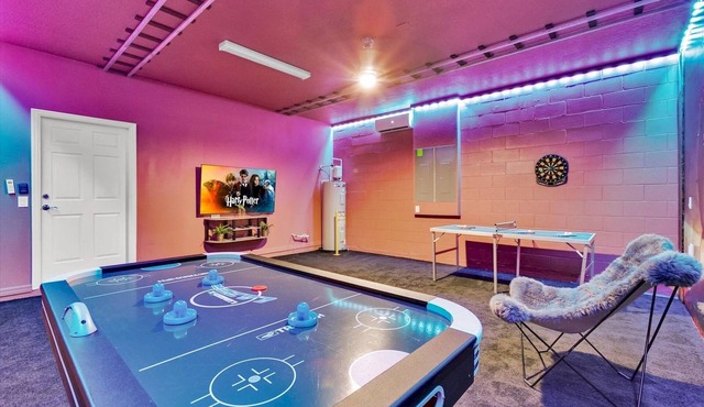 6 miles Disney/Star Wars/Moana/Frozen Themed/Private Pool and Spa/Games Rooms